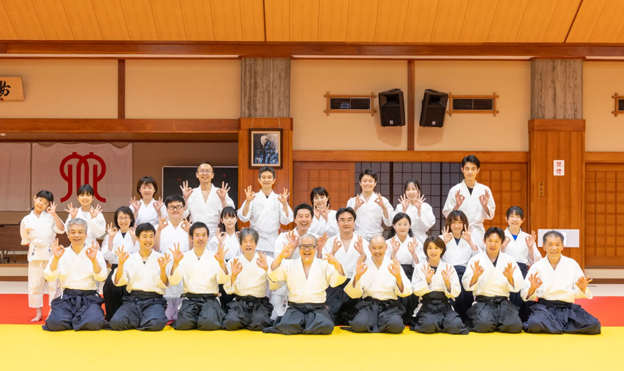道場に集まったAIKI健芯CLUBの師範と門下生たちの集合写真