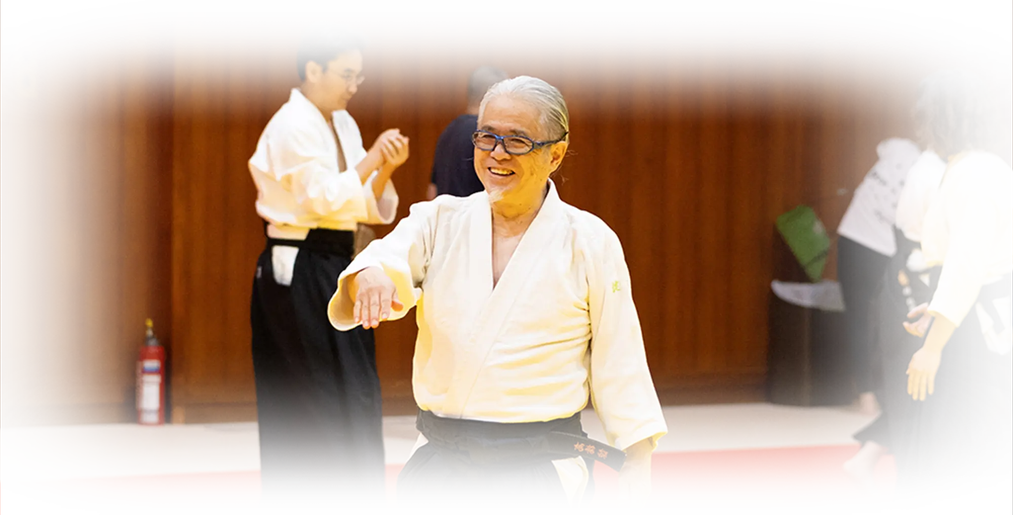 稽古中に笑顔を見せる師範